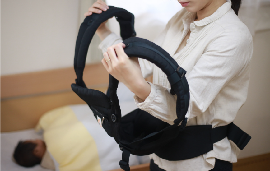 抱っこ紐を使おうとしている様子